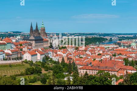 Vue depuis le parc de Petrin à Habour et du château de Prague, Mala Strana et de la vieille ville avec la rivière Vltava, Prague, la Bohême, République Tchèque Banque D'Images