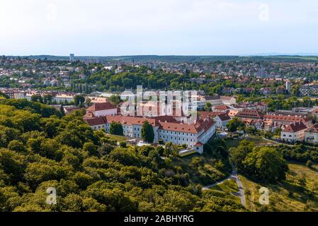 Vue depuis le parc de Petrin au monastère de Strahov, Prague, la Bohême, République Tchèque Banque D'Images