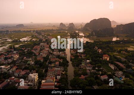 Vue aérienne de Tam Coc près de Ninh Binh au coucher du soleil dans le nord du Vietnam, Asie. Banque D'Images