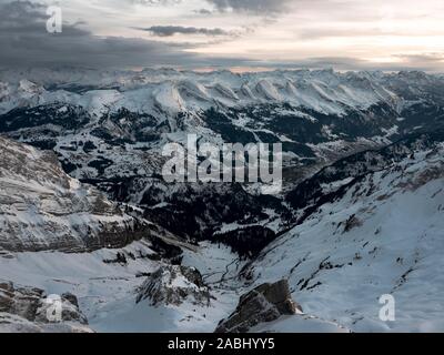 Paysage d'hiver sous la pleine lune sur le Santis, l'Alpstein, Appenzell, Suisse Banque D'Images