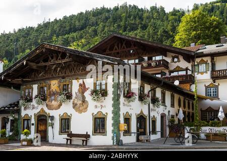 La peinture murale, l'Hotel zur Post, Wallgau, Werdenfelser Land, Upper Bavaria, Bavaria, Germany Banque D'Images