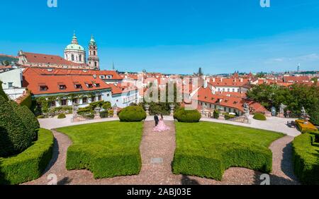 Couple de mariage dans le jardin Vrtba en style baroque, l'église Saint Nicolas, Mala Strana, Prague, République Tchèque Banque D'Images