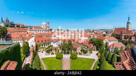 Jardin Vrtba en style baroque, l'église Saint Nicolas de gauche à droite, église Notre Dame victorieux, Mala Strana, Prague, République Tchèque Banque D'Images