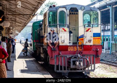 Tire un train en gare de Yangon, Yangon, Myanmar. Banque D'Images