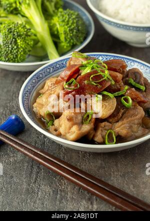 La cuisine chinoise. Poulet à la vapeur avec de la saucisse chinoise garnie d'oignon de printemps. Servi avec riz et légumes. Free Range, biologique, naturel Banque D'Images