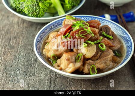 La cuisine chinoise. Poulet à la vapeur avec de la saucisse chinoise garnie d'oignon de printemps. Servi avec riz et légumes. Free Range, biologique, naturel Banque D'Images