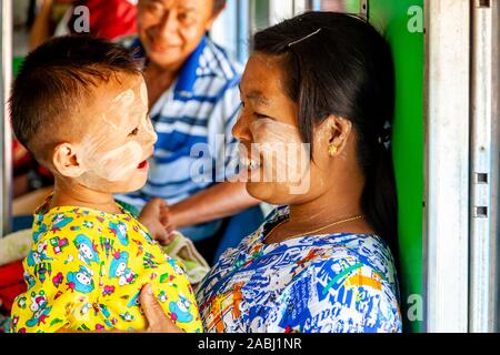Les personnes voyageant sur la Circle Line, Yangon, Yangon, Myanmar. Banque D'Images