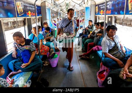 Les personnes voyageant sur le chemin de fer circulaire de Yangon, Yangon, Myanmar. Banque D'Images