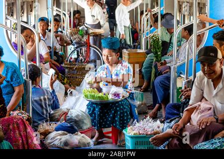 Colporteurs ou vendeurs au service des gens d'en-cas sur le chemin de fer circulaire de Yangon, Yangon, Myanmar. Banque D'Images