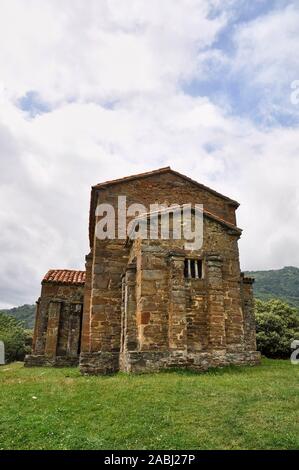 Vue extérieure de la 9e siècle pré-roman asturien église de Santa Cristina de Lena dans un jour nuageux (Lena, Principauté des Asturies, Espagne) Banque D'Images