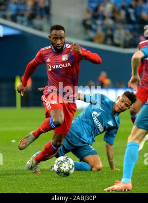 Saint-pétersbourg, Russie. 27 Nov, 2019. La Russie. Saint-pétersbourg. Le 27 novembre 2019. Les joueurs de Lyon Mussa Dembélé et Zenit Wilmar Barrios (de gauche à droite) dans le match de la Ligue des Champions entre le Zenit (St. Petersburg, Russie) et de Lyon (Lyon, France) équipes. Credit : Andreï Pronin/ZUMA/Alamy Fil Live News Banque D'Images