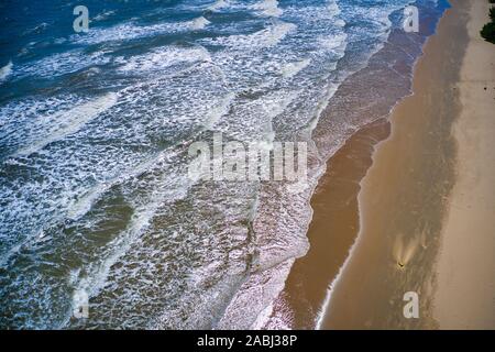 Cette image unique montre une plage d'en haut en Thaïlande photographiée avec un drone Banque D'Images