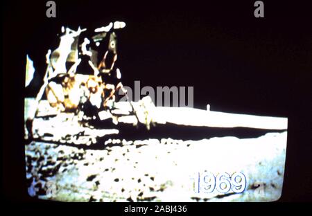 Teleclip - Apollo 11 Buzz Aldrin de descendre sur la surface de la lune le deuxième homme sur la lune - tourné par Neil Armstrong - photo prise directement sur écran de télévision circa 1969/72 Banque D'Images