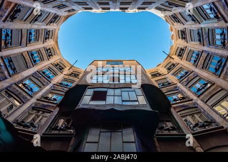 Belle cour intérieure de La Pedrera vista, Barcelone, Catalogne Banque D'Images