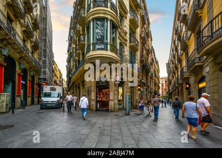 Les touristes et les habitants commencent leur journée plus tôt que les magasins ouverts à une belle intersection de rues dans le quartier gothique de Barcelone en Espagne. Banque D'Images