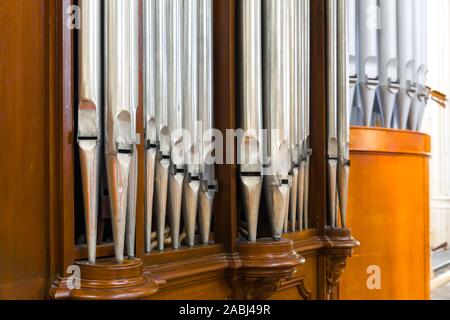 Gros plan sur les tuyaux d'orgue, instrument de musique ancien Banque D'Images