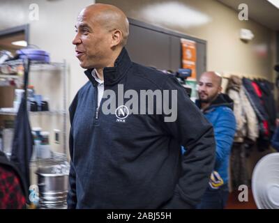 Des Moines, Iowa, USA. 27 Nov, 2019. Le sénateur américain CORY BOOKER (D-NJ) promenades à travers la cuisine centrale à l'abri de l'Iowa et des Services à Des Moines. Sen Booker aidé plaque vers le haut et servir le déjeuner au refuge. Le refuge dispose d'environ 180 lits et est plein presque chaque nuit. Le sénateur Booker est en marche pour être le candidat démocrate pour la présidence des États-Unis en 2020. Le caucus de l'Iowa sont 3 Février, 2020. Credit : ZUMA Press, Inc./Alamy Live News Banque D'Images