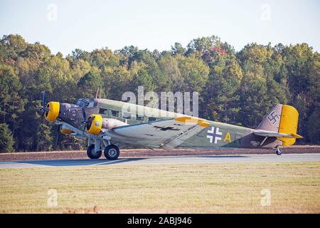 MONROE, NC (USA) - 9 novembre 2019 : un allemand Junkers JU 52 aéronefs de transport est situé sur une piste à l'Air Show de Monroe sur Warbirds. Banque D'Images