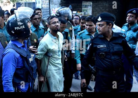 Beijing, le Bangladesh. 27 Nov, 2019. Un militant condamné est portée devant un tribunal au milieu d'importantes mesures de sécurité dans la région de Dhaka, Bangladesh, le 27 novembre 2019. Un tribunal spécial à Dhaka a remis la peine de mort à sept militants le mercredi sur un cas d'attaque cafe Boulangerie artisanale trouée dans la capitale en 2016. Credit : Str/Xinhua/Alamy Live News Banque D'Images