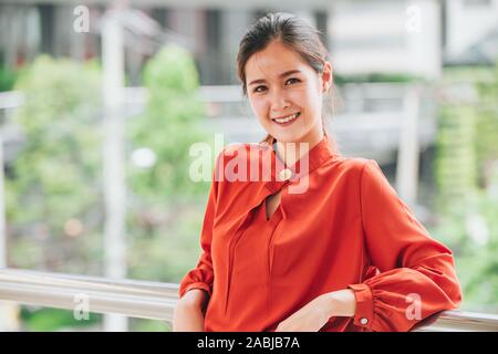 Belle cute Asian Business jeune chef de groupe de démarrage woman smiling portrait de confiance. Banque D'Images