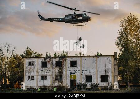 Soldats grecs affecté à la 71e Brigade Mobile Air descendre en rappel vers un bâtiment aux côtés des parachutistes de l'Armée américaine affecté à la Compagnie Bravo, 2e bataillon du 503e Régiment d'infanterie, 173e Brigade aéroportée lors d'une agression de l'air et attaque sur un objectif au cours de l'effort tranchant 19 Fer à Kilkis, Grèce, le 23 novembre 2019. Fer exercice est un exercice de formation conjointe entre les éléments du 2e bataillon du 503e Régiment d'infanterie ; 3e Escadron, 17e Régiment de cavalerie ; et la 71e Brigade Mobile de l'air prenant place à l'Urban Warfare Centre national de formation à Kilkis, Grèce du 18 novembre à No Banque D'Images