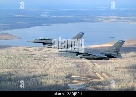 Deux F-16 Fighting Falcon à partir de la 148e Escadre de chasse, Duluth, Minn. voler en formation sur les rives du lac Supérieur. Banque D'Images