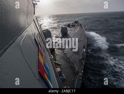 191126-N-TI693-1081 de l'OCÉAN ATLANTIQUE (nov. 26, 2019) - La classe Arleigh Burke destroyer lance-missiles USS Carney (DDG 64) les transits de l'océan Atlantique, le 26 novembre 2019. Carney, l'avant-déployé à Rota, en Espagne, est sur sa septième patrouille dans la sixième flotte américaine zone d'opérations à l'appui d'alliés et de partenaires régionaux ainsi que les intérêts de sécurité nationale des États-Unis en Europe et en Afrique. (U.S. Photo par marine Spécialiste de la communication de masse Fred 1ère Classe IV Gris/libérés) Banque D'Images