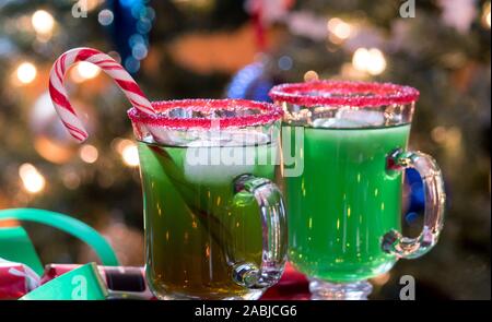 Cocktail vert rouge cerclée de sucre dans un verre, est la parfaite maison de vacances boisson Noël Banque D'Images