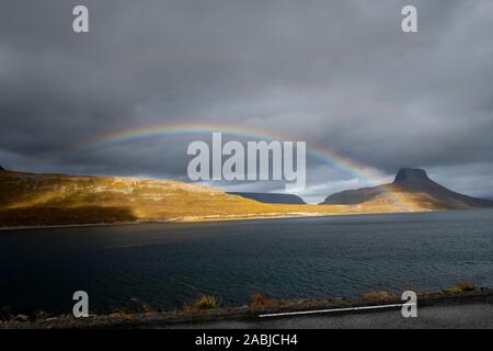 Arc-en-ciel sur montagne, Hestfjordur, Islande Banque D'Images