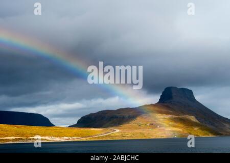 Arc-en-ciel sur montagne, Hestfjordur, Islande Banque D'Images