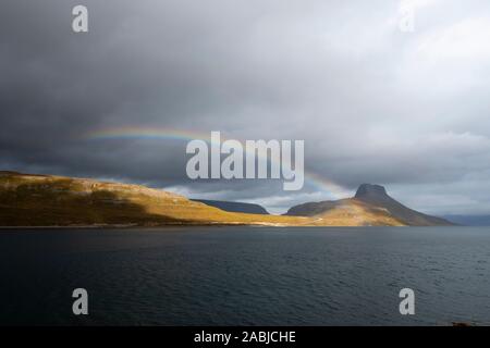 Arc-en-ciel sur montagne, Hestfjordur, Islande Banque D'Images