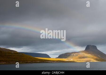 Arc-en-ciel sur montagne, Hestfjordur, Islande Banque D'Images