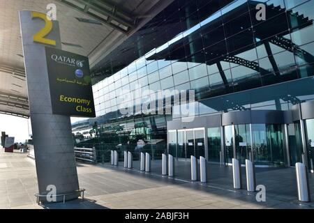 Doha, Qatar - novembre 17. 2019. Entrée à l'aéroport international de Hamad pour les passagers de classe économique Banque D'Images