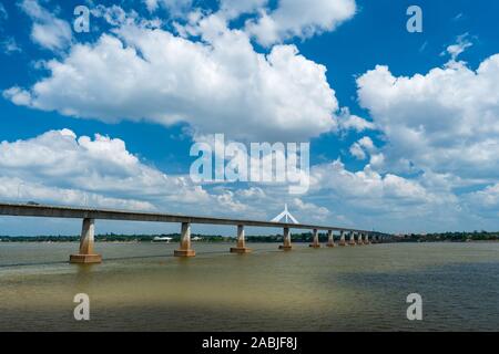 Le deuxième pont de l'Amitié lao-thaïlandaise dans Mukdahan, Thaïlande Banque D'Images