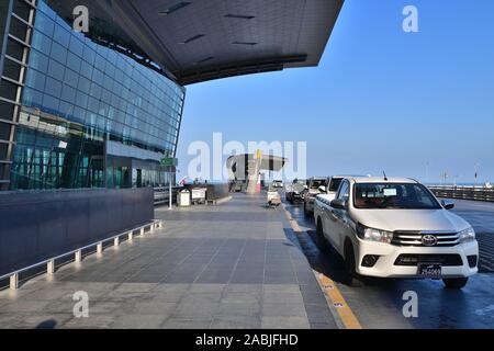 Doha, Qatar - novembre 17. 2019. Voitures devant l'entrée de l'aéroport international de Hamad Banque D'Images