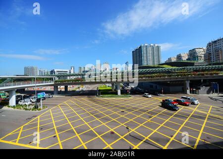 Les Taxis rouge traversée d'une intersection achalandée à West Kowloon, Hong Kong. Banque D'Images