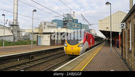 Virgin Pendolino train, plate-forme deux, Euston bound, WCML train, Warrington Bank Quay Station, Wilson Patten Rue,Warrington,Cheshire,Angleterre,Royaume-Uni,WA1 Banque D'Images