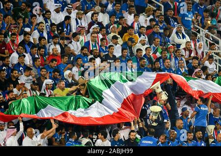 Doha, Qatar. 27 Nov, 2019. Fans koweïtiens bravo pour l'équipe au cours de la 24e Coupe du Golfe Persique 2019 Groupe B match de football entre l'Arabie Saoudite et le Koweït à Doha, capitale du Qatar, le 27 novembre 2019. Credit : Nikku/Xinhua/Alamy Live News Banque D'Images