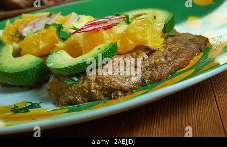 Carne asada avec Orange Salsa, la jupe des steaks mariner dans un mélange de piments, aromatiques, et l'huile d'olive. Banque D'Images