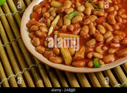 Madesu, faite de haricots, d'arachide, la tomate, l'oignon et l'huile , la cuisine congolaise traditionnelle, un assortiment de mets africains, vue du dessus. Banque D'Images