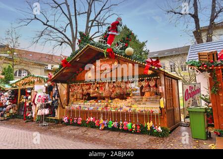 Heidelberg, Allemagne - Novembre 2019 : en vente au stand de vente de bonbons colorés au cours de marché de Noel en centre-ville de Heidelberg Banque D'Images