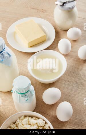 Délicieux Produits biologiques Produits laitiers et oeufs sur table en bois Banque D'Images