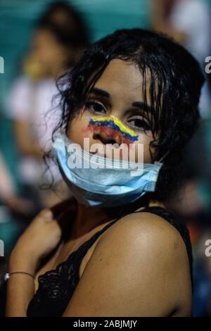 Les manifestants, une femelle avec drapeau colombien a peint sur le visage. Des manifestations pacifiques continuent une semaine après la grève nationale, à Cali, Colombie, mercredi, pas de Banque D'Images