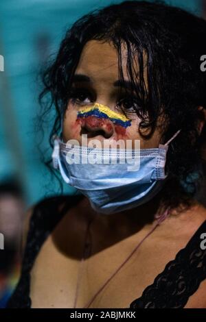 Les manifestants, une femelle avec drapeau colombien a peint sur le visage. Des manifestations pacifiques continuent une semaine après la grève nationale, à Cali, Colombie, mercredi, pas de Banque D'Images