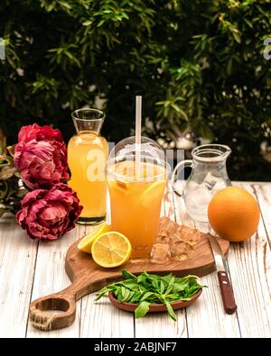 Ice Tea maison remplie de tranches de citron Banque D'Images
