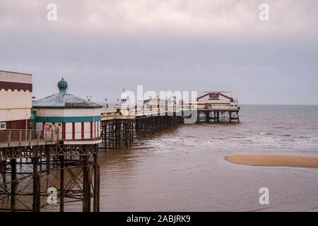 Blackpool, England, UK - 28 Avril 2019 : les sombres nuages sur la jetée du Nord Banque D'Images