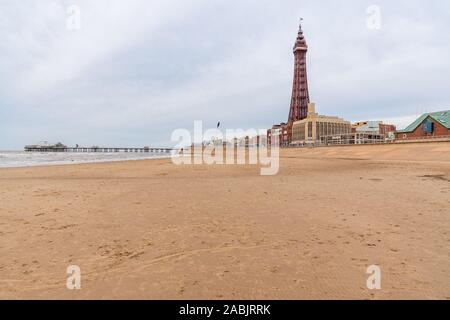 Blackpool, England, UK - 28 Avril 2019 : La vue de la plage vers la tour de Blackpool et de la jetée du Nord Banque D'Images