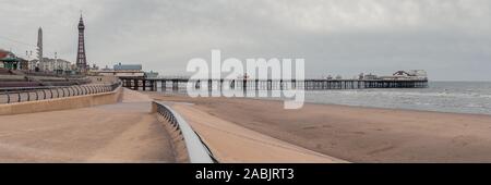 Blackpool, England, UK - 28 Avril 2019 : La vue de la plage vers la tour de Blackpool et de la jetée du Nord Banque D'Images