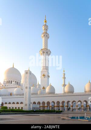 La magnifique grande mosquée d'Abu Dhabi pendant le coucher du soleil à Abu Dhabi, Emirats Arabes Unis. Banque D'Images