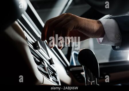 Kiev, UKRAINE - le 7 octobre 2019 : portrait de l'homme près de levier de vitesses et l'air conditionné dans porshe moderne Banque D'Images